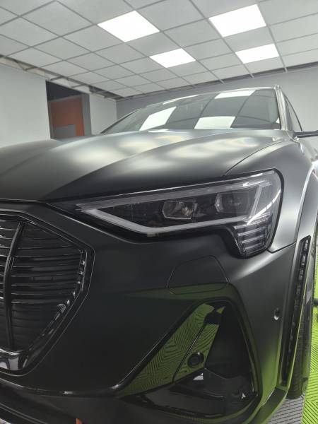 Audi Q8 – Transformation Haut de Gamme par Wrapping Protect : Covering Noir Satin, Jantes, Teintage & Céramique