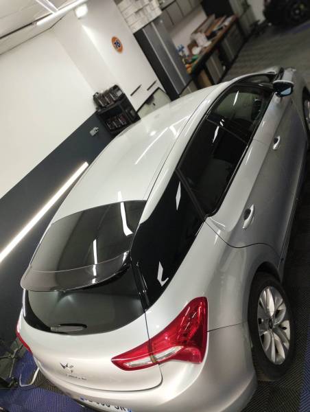 Covering noir brillant sur toit DS5 à Le Havre