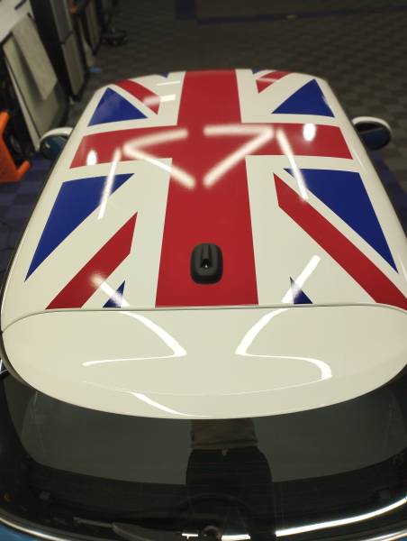 Covering drapeau d'angleterre sur toit Mini Cooper à Le Havre