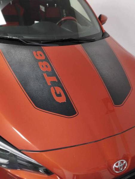 Dépose de l'ancien adhésif sur Toyota GT 86 à Rouen 