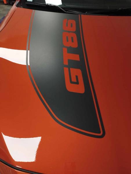 Pose d'un adhésif Toyota GT 86 noir mat à Caen 