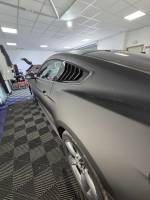 Wrapping noir mat sur mustang